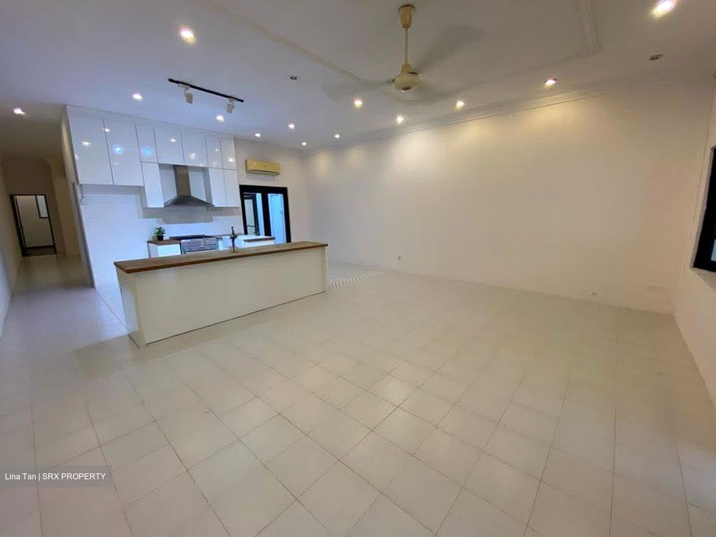 Airport Boulevard (D17), Terrace #565027321
